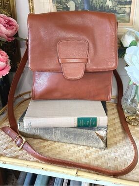 Vintage Partners Cognac Brown Genuine leather Messenger crossbody bag, 90’s